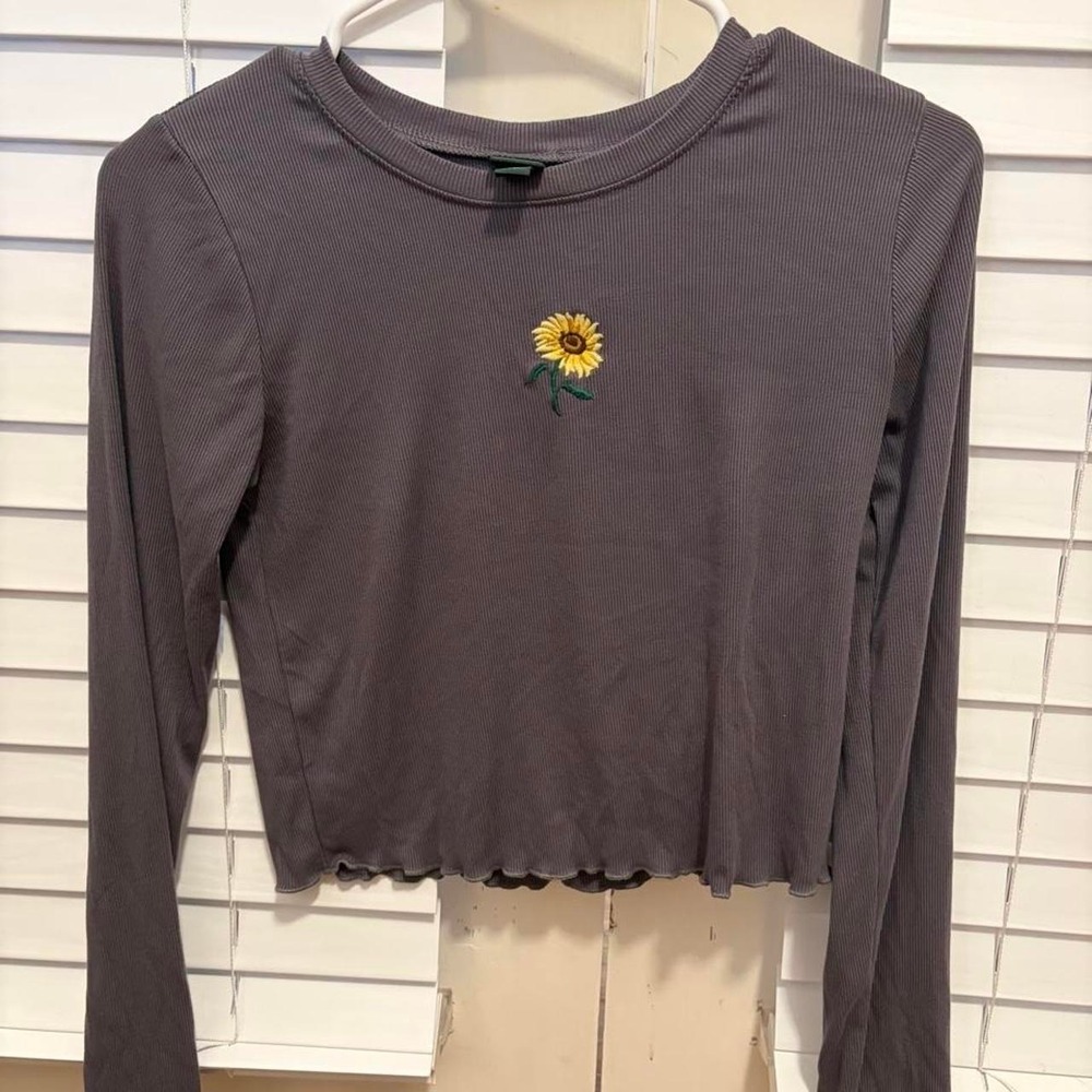 Wild Fable Gray Long Sleeve Crop Top Yellow Sunflower Embroidery Ribbed Tee M